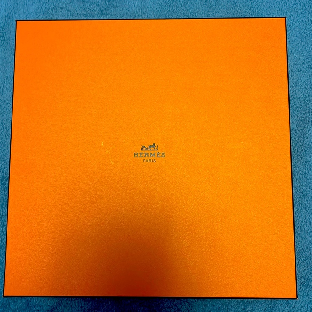 Authentic Hermès medium size gift box great for belts or scarves